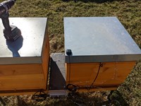 Beehive scale for monitoring two beehives